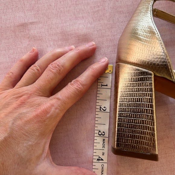 Holidays! NWOB Naturalizer gold sandal - Picture 2 of 3